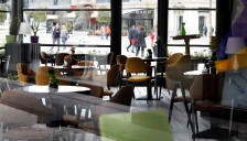 Угостителите ја убедија Владата – им попушти за законот против пушењето