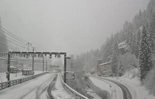 Воз со 80 патници излета од шините во Швајцарија