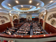 Расправа за намалување на платите на функционерите денес во Собранието!