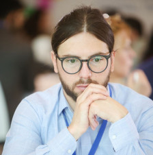 Симонов за Кочоска: Никој до сега, ниту една Влада, ниту еден политичар вака искрено не им покажал „среден прст“ на работниците