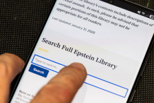 Тврдења дека Епстин е жив повторно вирални, „Би-Би-Си“ анализираше што покажуваат документите