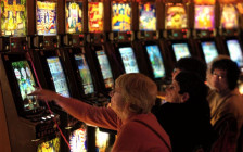 Македонците лани уплатиле 2,8 милијарди евра во коцка: Казината и кладилниците „проголтале“ рекордни суми пари