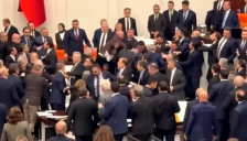 (Видео) Масовна тепачка во турскиот парламент: летаа тупаници и клоци, паѓаа пратеници