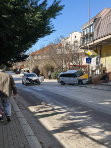Влезе во маркет со кола: Сообраќајка во Црниче – Едниот автомобил е на МВР!