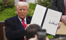 Трамп потпиша указ за нови царини од 10 проценти на глобално ниво