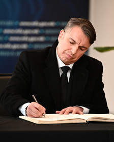 Филков бил на седницата за пратенички прашања, но не останал долго – брзал кај швајцарскиот амбасадор