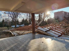 Поради силен ветар одлета лимена конструкција од кров на училиште во Гевгелија