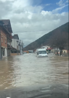 Алармантна е состојбата со поплавите во Кичево, општината бара помош од Армијата и приватни компании