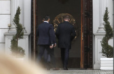 Мицкоски ја избегна блокадата од синдикалците, дојде порано и пеш на работа