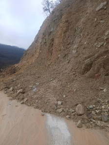 Поради врнежите од дожд свлечиште на патот кон Бањиче