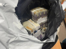 (Фото) Патник фатен со куфер пари: На аеродромот во Скопје запленети 150.000 фунти