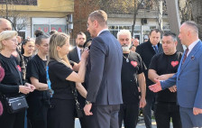 Мајка на една од жртвите во Кочани му стави на Мицкоски беџ со скршено срце и датумот 16.03.2025