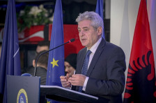 ДУИ обвинува дека нема ниту еден унапреден Албанец во Централниот регистар