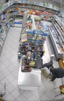 (ВИДЕО) Продавачка во Мостар му се спротивстави на напаѓач со автоматска пушка!