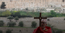 (Видео) Кардиналот кому му беше забранет влез во црквата на Светиот Гроб – Исус денеска повторни плаче над Ерусалим