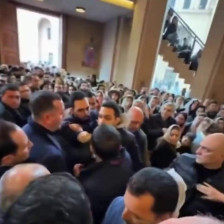 (Видео) Драма во Ереван: Верници и Попови се тепаа со Премиерот и неговото обезбедување – Пашињан во отворена војна со најстарата христијанска институција