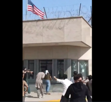 Нападнат американски конзулат во Пакистан, најмалку осум демонстранти се убиени