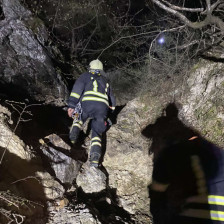 Пожарникари спасија повредена девојка која паднала во провалија под локалитетот Цареви Кули