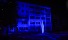 Обоена со сина боја зградата на МВР во чест на загинатите полициски службеници