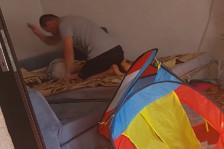Мајката која го сними сопругот како го тепа детето е гневна: Ѓубрето слободно се шета – ако дојде, ќе му пресудам!