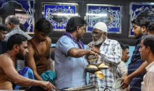 Индија го ограничува течниот гас за готвење, бидејќи тензиите во Ормускиот теснец ги задушуваат залихите