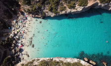 На некој му е гајле за војната… Туристички бум на југот од Европа, капацитетите веќе се пополнети