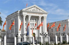 Владата бара ЗНМ и ССНМ јавно да го осудат на односот на новинарот Адеми кон министерката Јаневска