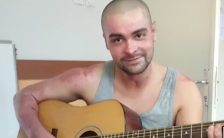 (Видео) По една година гитаристот на ДНК повторно запеа