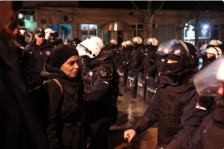 Насилни инциденти на локалните избори во неколку српски општини, претепани граѓани и новинари