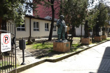 Мерки за претпазливост за професорот од средно уметничко кој е пријавен за сексуално вознемирување