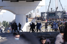 Демонстранти ја нападнаа амбасадата на САД во Багдад