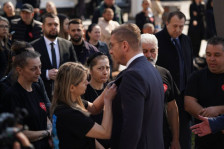 Мајка на жртва од „Пулс“ му закачи беџ со скршено срце на Мицкоски во Кочани