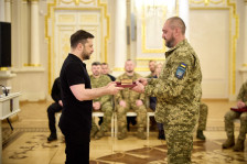 Зеленски одликуваше војници на Денот на украинските воени волонтери