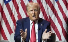 Рејтингот на Трамп тоне, само 36 проценти од Американците го поддржуваат