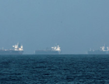 Зошто Трамп му дозволи на Иран да продава нафта во исто време додека го напаѓа?