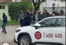 (Видео) ТЕПАЧКИ И НАСИЛСТВО НА ЛОКАЛНИТЕ ИЗБОРИ ВО СРБИЈА: Изборниот ден се одвива во напната атмосфера