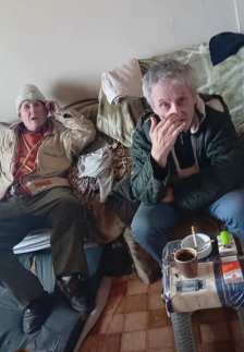 Хорор во Гостивар: Татко и син 30 години не се избањале, немаат струја, нужда вршат во кеси… Од социјалното им одговориле дека “немаат средства” да им помогнат