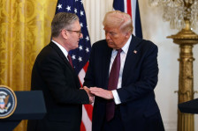 Стармер разговараше со Трамп откако беше искаран дека не е верен сојузник