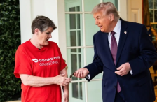 (Видео) Трамп ѝ даде 100 долари бакшиш на доставувачка на сендвичи