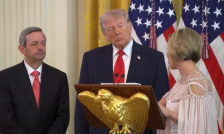 (Видео) Советничка го спореди Трамп со Исус: „Поради неговото воскресение и вие воскреснавте, бевте предаден, уапсен и лажно обвинет“