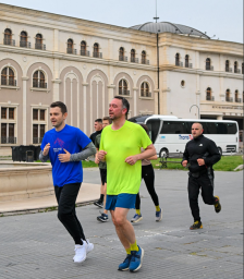 (Фото) Муцунски трчаше низ Скопје со белгискиот МНР