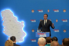 Вучиќ пак во главна улога: премиерската фотелја ја „одбива“, но не ја трга од маса