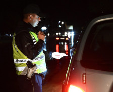 Полицаец фатен како вози со активна забрана за управување и под дејство на алкохол