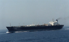 Бродови поврзани со Иран имаат нова рута во Заливот поради американската блокада