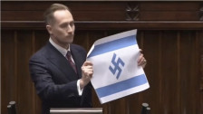 Член на полскиот парламент го покажа знамето на Израел со кукаст крст
