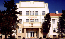 Се урна дел од плафонот во Центарот за култура во Битола, настаните одложени