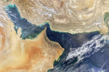 Американската морнарица отвори оган и заплени ирански брод по обид да ја пробие блокадата во Омански Залив, тврди Трамп