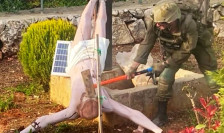 Израелски војник со чекан уништи статуа на Исус во Либан