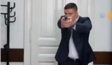 (Видео) Соработник на српскиот министер за здравство глуми Џејмс Бонд во државна канцеларија