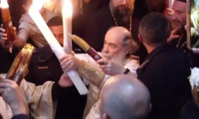 (Видео) Благодатниот оган се појави во Светиот гроб во Ерусалим